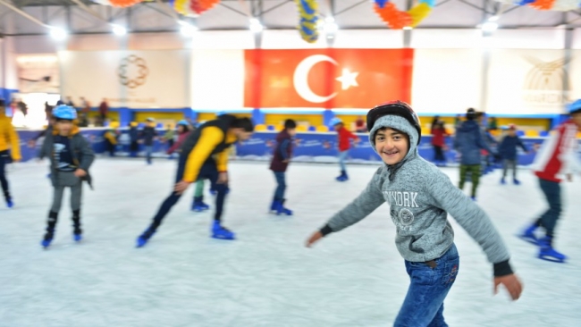 Sömestir hediyesi köy çocuklarının yüzünü güldürdü